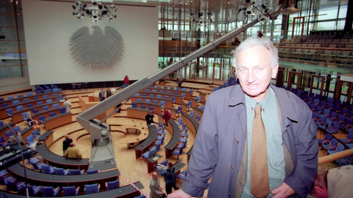 Architekt Behnisch vorm neuen Plenarsaal.