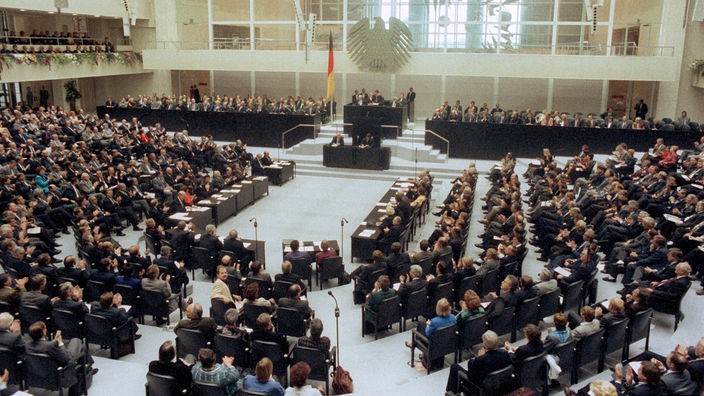Das gesamtdeutsche Parlament findet sich zur ersten Sitzung im Reichstagsgebäude zusammen.