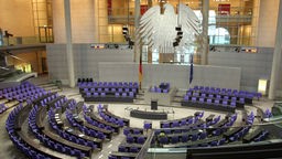 Leerer Plenarsaal des Deutschen Bundestages.