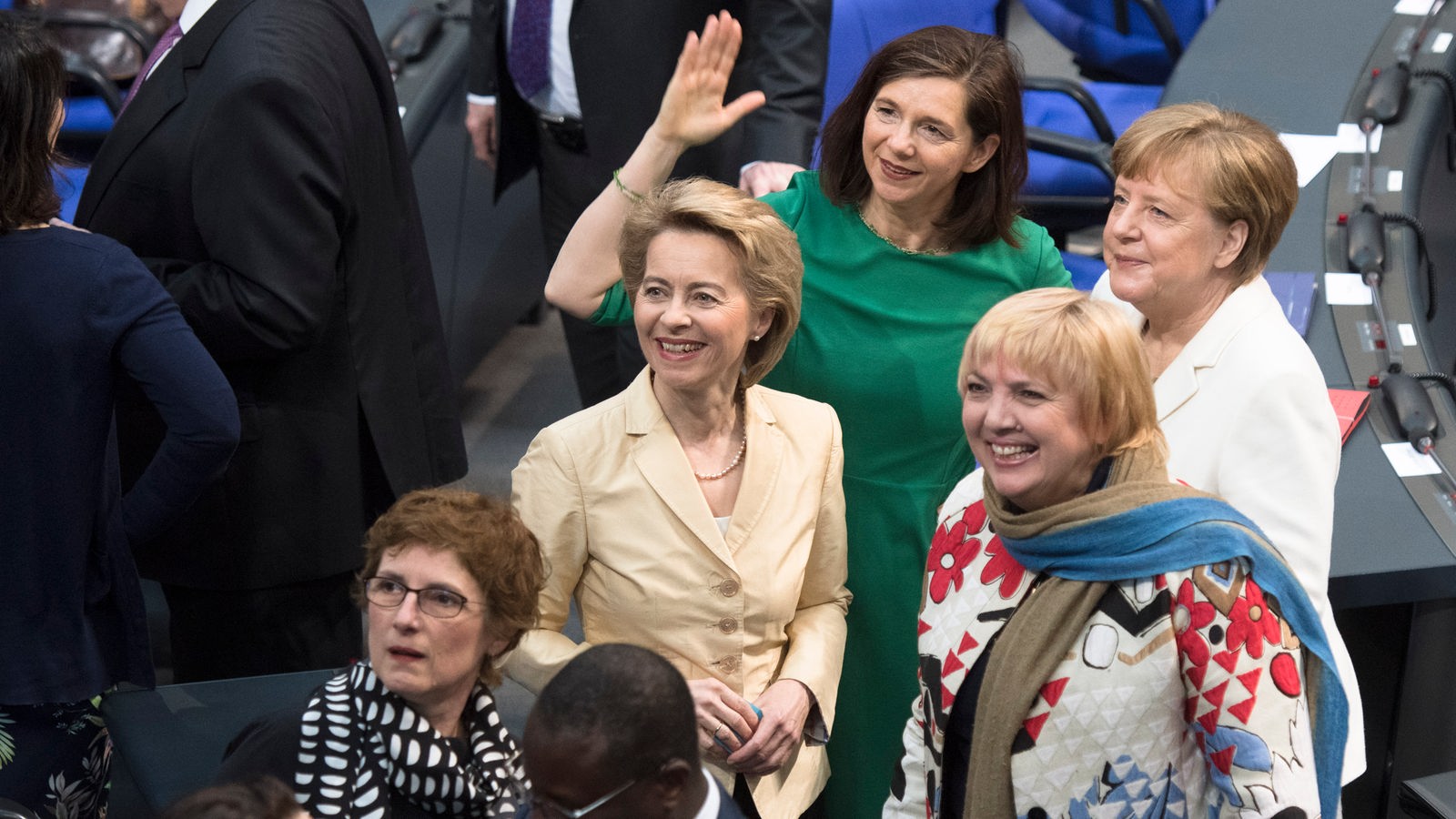 Mehrere bekannte Politikerinnen stehen im Bundestag beisammen