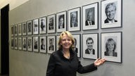 Hannelore Kraft vor ihrem Porträt in der Ahnengalerie der sonst männlichen ehemaligen Bundesratspräsidenten