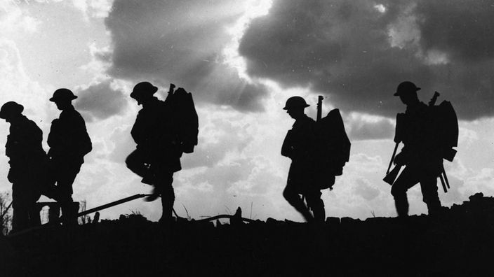 schwarz-weiß Bild britischer Soldaten marschieren mit Gegenlicht zur Front am Frenzenberg bei Ypern