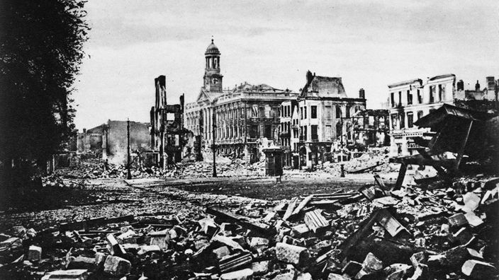 schwarz-weiß Foto von dem zerstörten Cambrau nach deutschem Rückzug