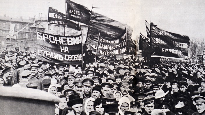 Schwarzweißaufnahme: Eine demonstrierende Menschenmenge mit Plakaten in russischer Schrift. | Bildquelle: Imago Schwarzweißaufnahme: Eine demonstrierende Menschenmenge mit Plakaten in russischer Schrift.