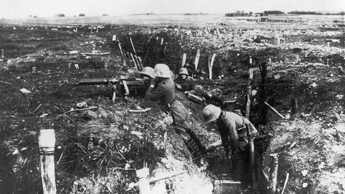 schwarz-weiß Bild deutscher Soldaten in einem Schützengraben