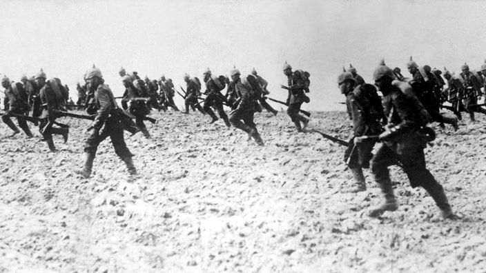 schwarz-weiss Bild von rennenden Soldaten