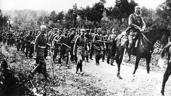 schwarz-weiß Foto der ersten deutschen Soldaten, die die französische Grenze überqueren.