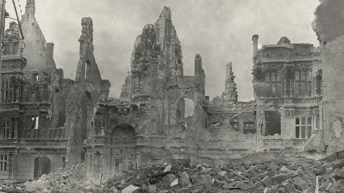 schwarz-weiss Bild der zerstörten Stadt Arras von den Kämpfen des ersten Weltkrieges | Bildquelle: akg-images schwarz-weiss Bild der zerstörten Stadt Arras von den Kämpfen des ersten Weltkrieges