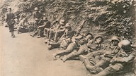 erschöpfte deutsche Soldaten ruhen sich aus