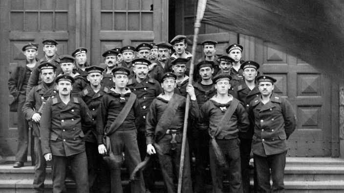 Eine Gruppe Matrosen in Kiel 1918