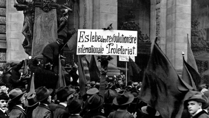 schwarz-weiß Bild einer Demonstration junger Arbeiter vor dem Abgeordnetenhaus in Berlin