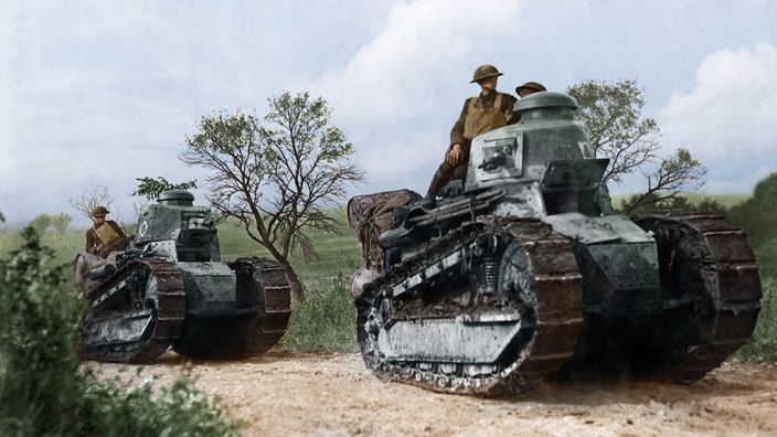 farbiges Bild zweier US-Panzer die durch eine Landschaft fahren