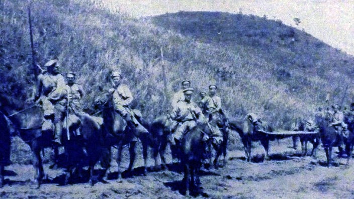 Historische Aufnahme: Russische Soldaten zu Pferde im 1. Weltkrieg.