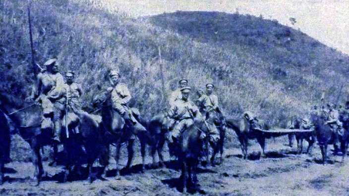 Historische Aufnahme: Russische Soldaten zu Pferde im 1. Weltkrieg. | Bildquelle: Imago Historische Aufnahme: Russische Soldaten zu Pferde im 1. Weltkrieg.