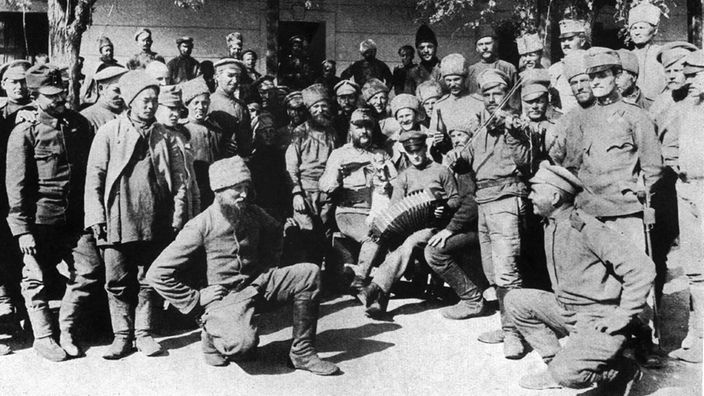 schwarz-weiß Foto von einer Gruppe russischer Kriegsgefangener