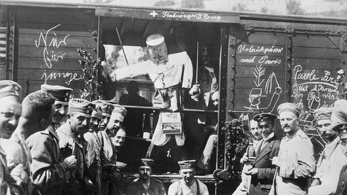 schwarz-weiß Bild deutsche Soldaten vor einem Zugwagen beim Truppentransport nach Paris