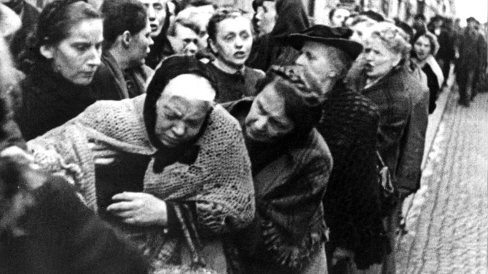 schwarz-weiss Bild einer Menschenmasse vor einem Lebensmittelgeschäft | Bildquelle: dpa schwarz-weiss Bild einer Menschenmasse vor einem Lebensmittelgeschäft