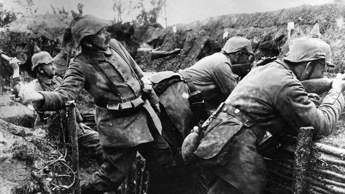 schwarz-weiß Fotom Deutsche Soldaten werfen aus dem Graben heraus Handgranaten