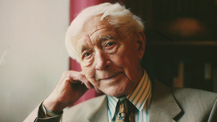 Porträt des Schriftstellers Ernst Jünger aus dem Jahr 1997. Der Mann mit weißen Haaren blickt freundlich in die Kamera. 
