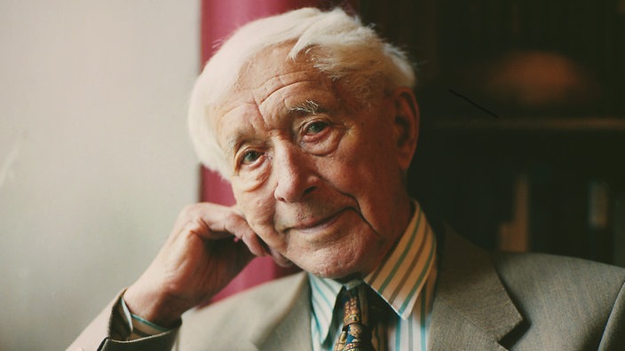 Porträt des Schriftstellers Ernst Jünger aus dem Jahr 1997. Der Mann mit weißen Haaren blickt freundlich in die Kamera. | Bildquelle: AKG/Bruni Meya Porträt des Schriftstellers Ernst Jünger aus dem Jahr 1997. Der Mann mit weißen Haaren blickt freundlich in die Kamera.