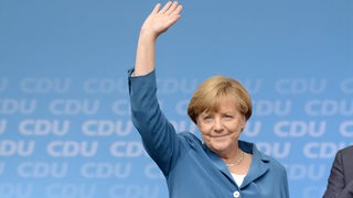 Bundeskanzlerin Angela Merkel winkt in die Menge