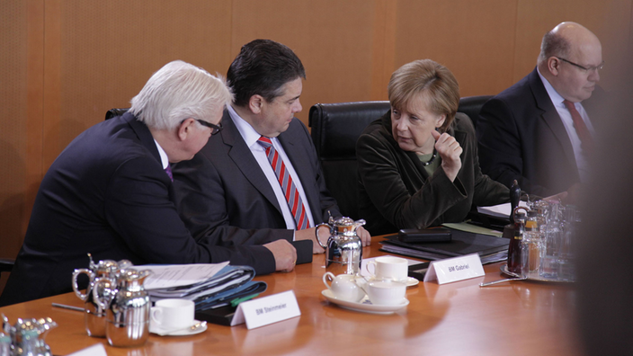 Frank-Walter Steinmeier, Sigmar Gabriel, Angela Merkel und Peter Altmayer bei einer Kabinettssitzung.