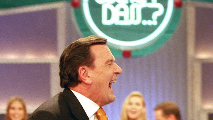 Bundeskanzler Schröder bei einer "Wetten, dass...?"-Sendung.