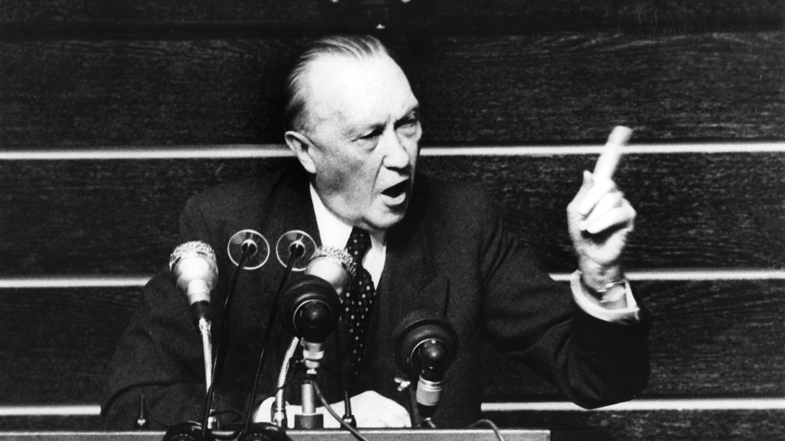 Adenauer hält Rede in Schwarz-weiß