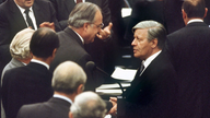 Helmut Schmidt schüttelt Helmut Kohl die Hand.