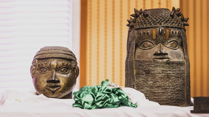 Zwei Figuren aus der Sammlung der Benin-Bronzen stehen nebeneinander | Bildquelle: IMAGO/photothek Zwei Figuren aus der Sammlung der Benin-Bronzen stehen nebeneinander
