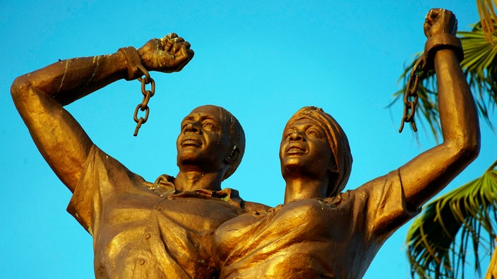 Denkmal in Windhoek/Namibia, zum Gedenken der Opfer des Völkermords an den Herero und Nama | Bildquelle: picture alliance / imageBROKER / G. Thielmann Denkmal in Windhoek/Namibia, zum Gedenken der Opfer des Völkermords an den Herero und Nama