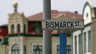 Auf einem Straßenschild in Swakopmund/Namibia steht "Bismark St."