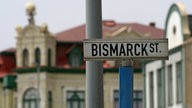 Auf einem Straßenschild in Swakopmund/Namibia steht "Bismark St."