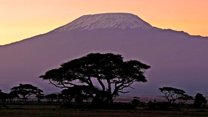 Gipfel des Kilimandscharos vor Sonnenaufgang