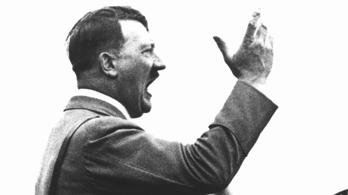 Adolf Hitler hält eine Rede