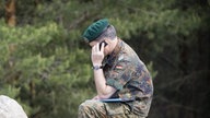 Soldat telefoniert