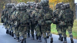 Soldaten laufen in Tarnuniform