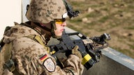 Bundeswehrsoldat auf Hausdach in Kundus.