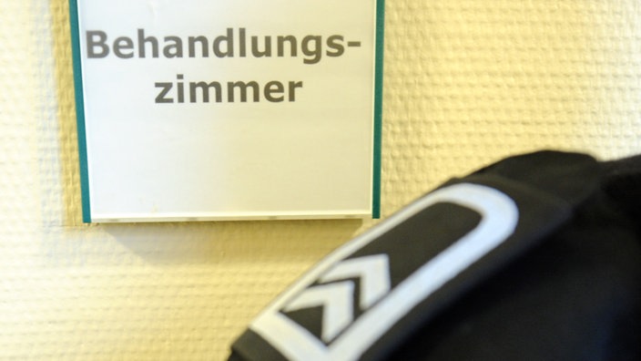 Bundeswehrsoldat vor Behandlungszimmer.