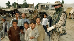 Deutscher Soldat und afghanische Kinder 2003