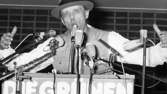 Joseph Beuys am Rednerpult | Bildquelle: dpa/Witschel Joseph Beuys am Rednerpult