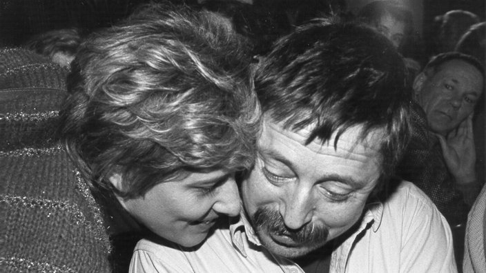 Die Schwarzweiß-Aufnahme zeigt Petra Kelly mit Wolf Biermann | Bildquelle: dpa/Hoffmann Die Schwarzweiß-Aufnahme zeigt Petra Kelly mit Wolf Biermann