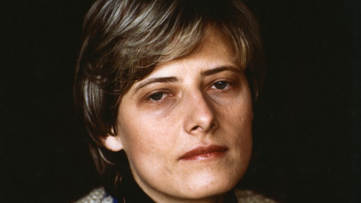 Das Schwarzweiß-Foto zeigt eine Nahaufnahme von Petra Kelly | Bildquelle: WDR/Sven Simon Das Schwarzweiß-Foto zeigt eine Nahaufnahme von Petra Kelly