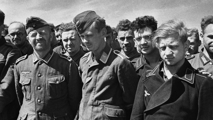 Deutsche Kriegsgefangene in Berlin im Mai 1945.