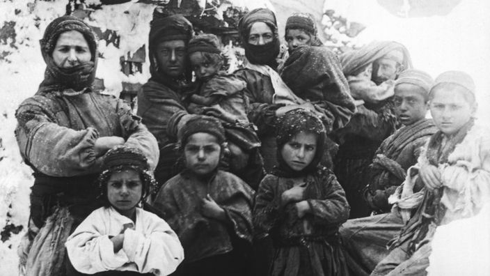 SW-Bild: Armenische Familie im Winter 1915