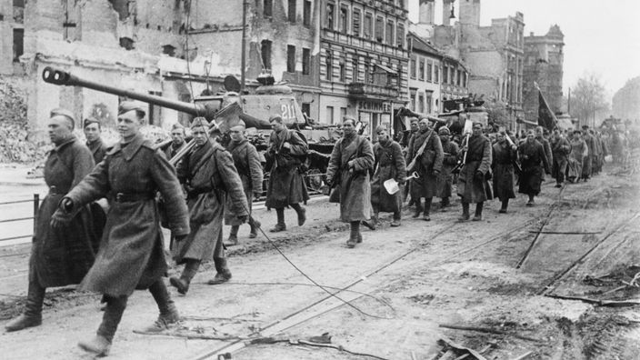 Truppen der Roten Armee marschieren in Berlin ein