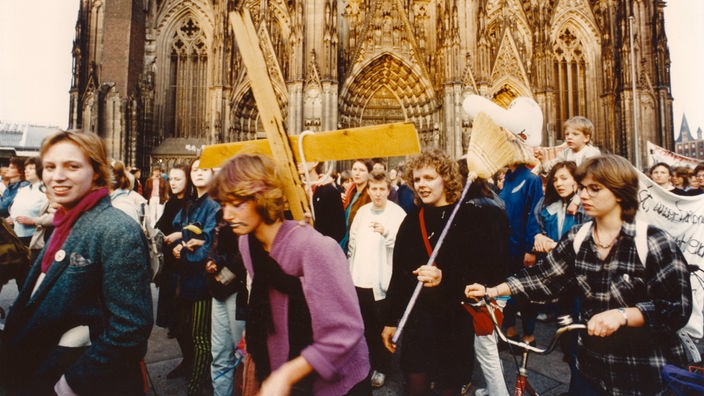 Demonstrierende Frauen vor dem Kölner Dom