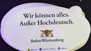 Aufkleber mit der Aufschrift "Wir können alles. Außer Hochdeutsch. Baden-Württemberg"
