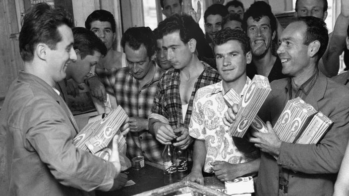 1962: Italienische Gastarbeiter in Wolfsburg kaufen paketeweise Spaghetti 