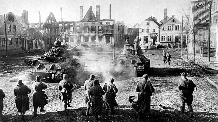 Archivbild: Soldaten in einem zerstörten Ort in Ostpreußen.